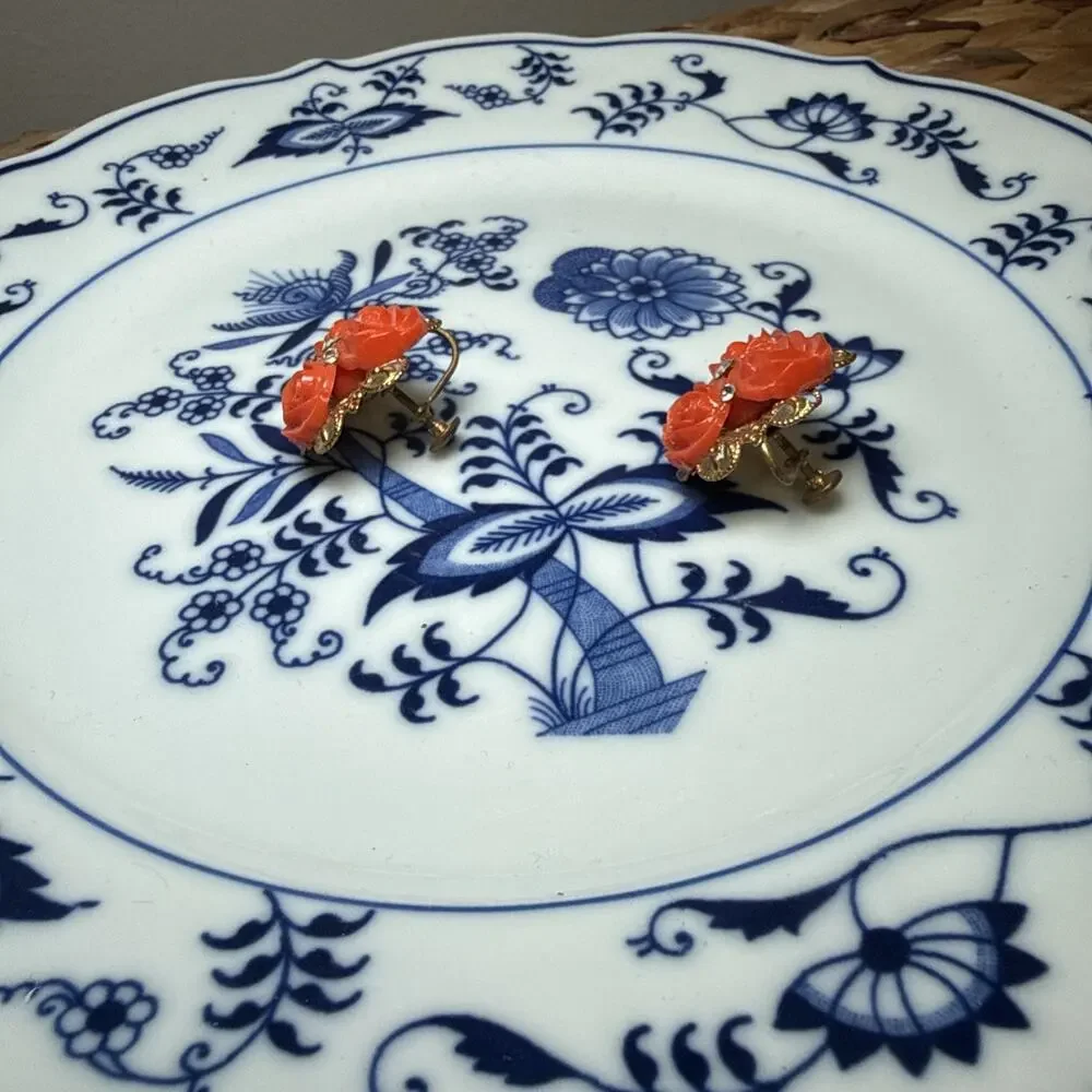Vintage Coral Red Rose Screw Back Earrings Gold Tone Filigree Rhinestone Floral